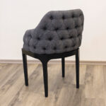 Silla Laura con brazos y capitoné